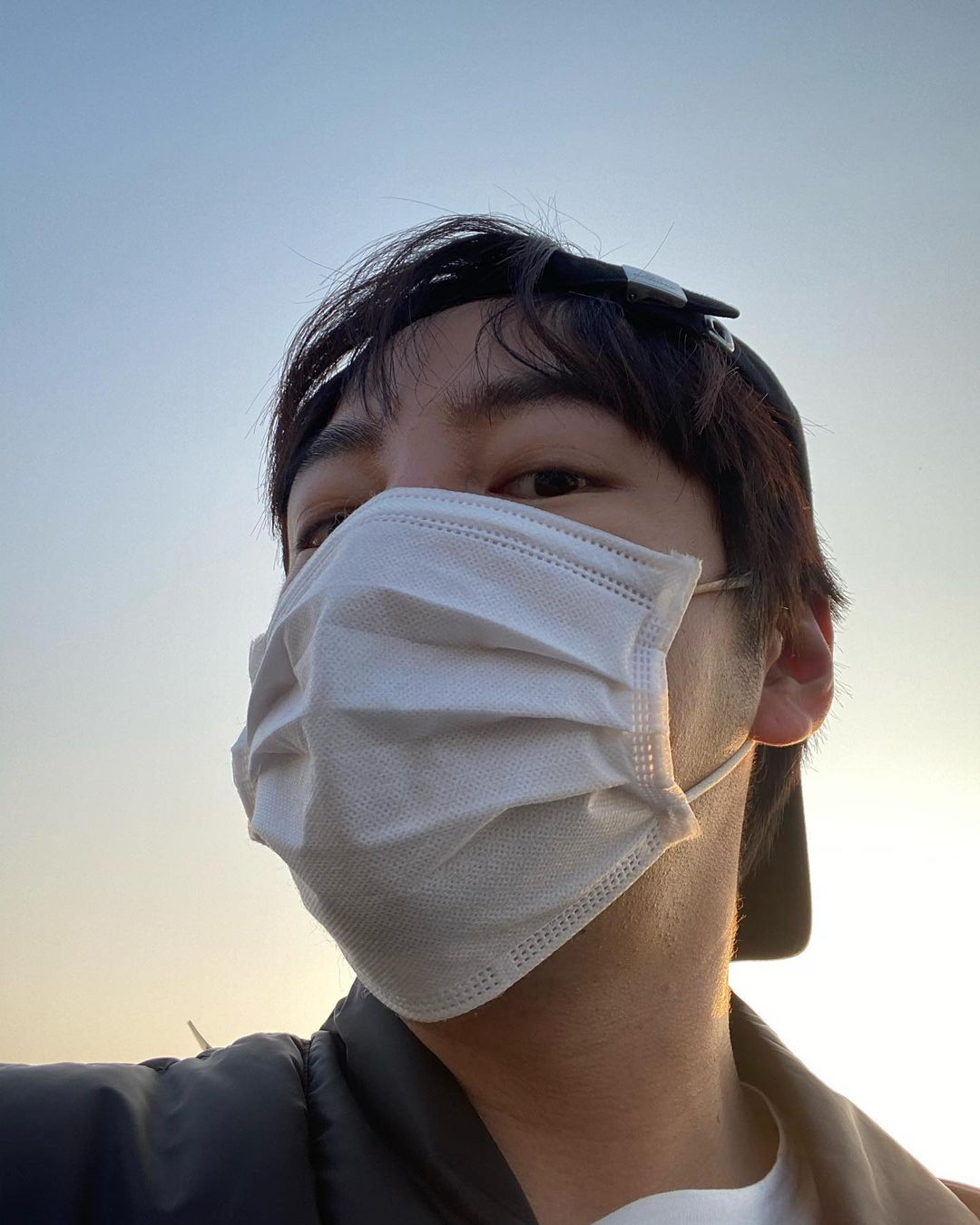 チャン・グンソク、マスクを着けて散歩…SNSに近況自撮りをアップ