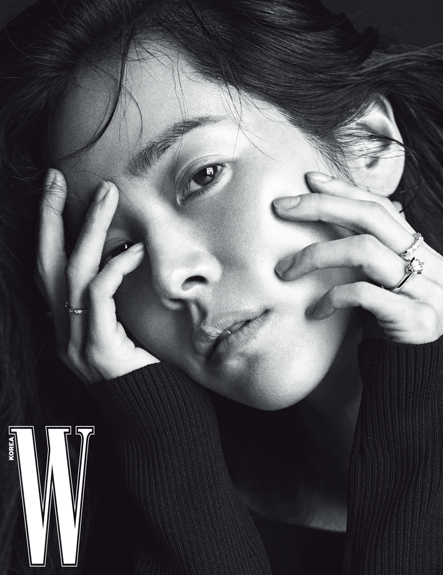 見る人を圧倒！　ハン・ジミンの潤いある深い眼差し＝「W KOREA」