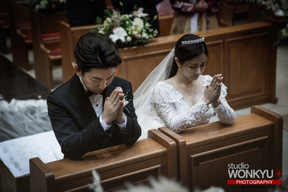 チェ・ソンヒョン＆イ・ジェハン、教会で挙式…ウエディング写真は映画みたい！