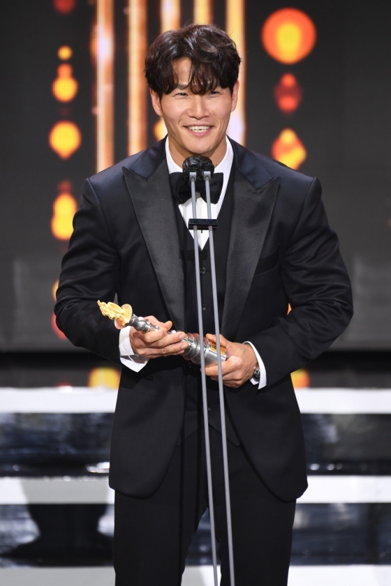 キム・ジョングクが大賞受賞「バラエティーが人生のすべてに」＝2020 SBS芸能大賞