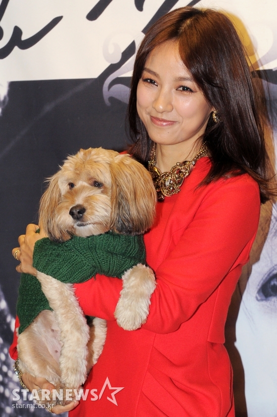 2011年、愛犬スンシムと共に「2012年　イ・ヒョリのカレンダー」発売記念の慈善ファンサイン会に登場した歌手イ・ヒョリの当時の様子。