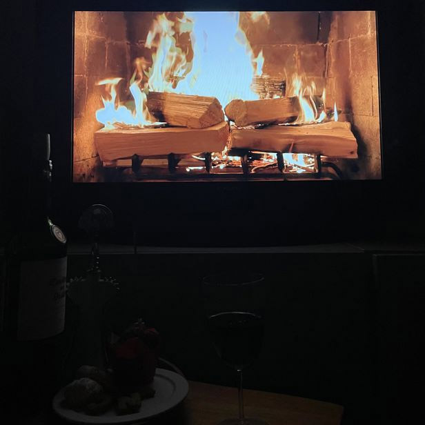 今冬は暖炉の動画を眺めながらミールキットを使った料理はいかが？