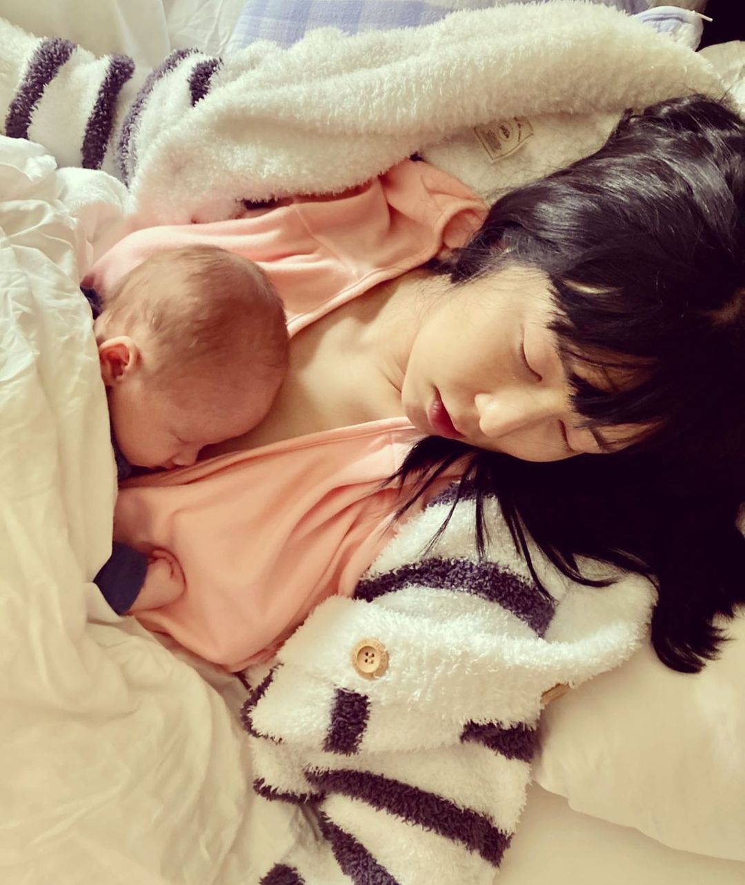 「自発的シングルマザー」サユリ、息子の胸に抱き平和な昼寝…日常生活公開