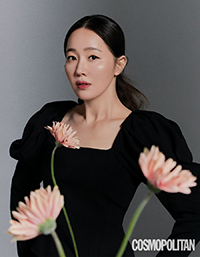【フォト】オム・ジウォン「優雅な美しさ」スクエアネックの黒ドレス=「COSMOPOLITAN」