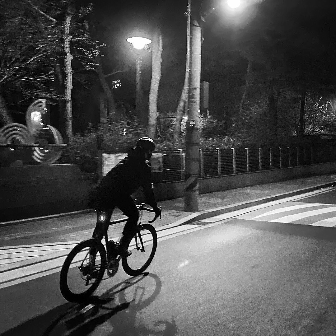 キム・スヒョン「真夜中の疾走」自転車に乗る姿もグラビア