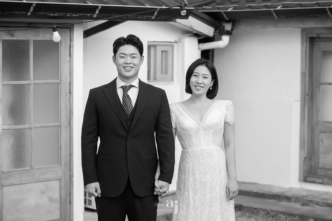 キム・ヨンヒ＆尹昇熱　新婚旅行で白黒写真…お似合いの夫婦