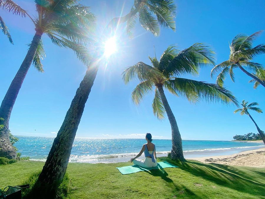 SHIHO、ハワイの海辺で瞑想　「無性に悲しいとき、不安なとき」