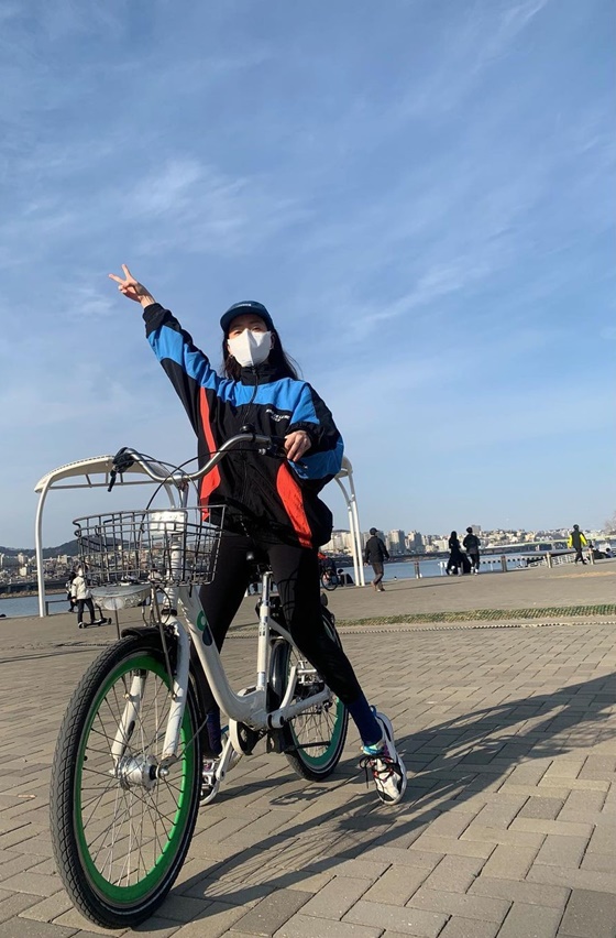 ハン・ジミン、うららかな空の下で自転車を満喫