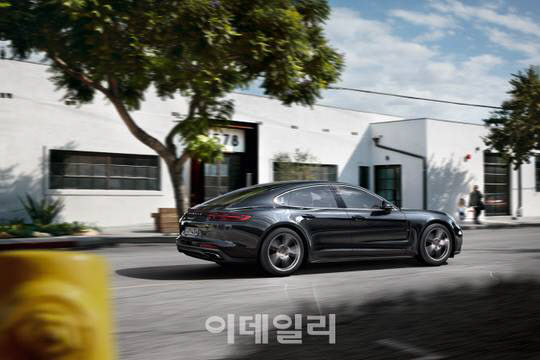 「韓国車好き」ユ・ジェソクが乗り換えたポルシェ・パナメーラってどんな車？