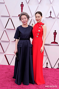 【フォト】第93回アカデミー賞のレッドカーペットに立ったユン・ヨジョン&ハン・イェリ