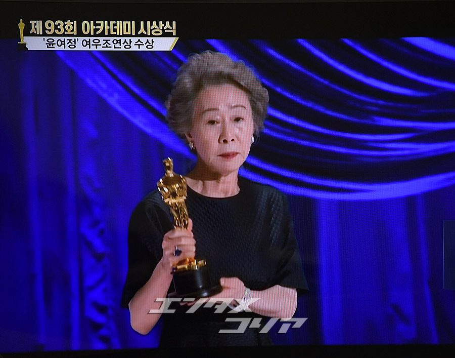 ユン・ヨジョン「韓国人初」米アカデミー助演女優賞受賞　ブラッド・ピットが手渡す 