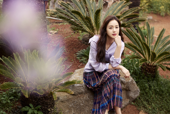 エキゾチックでロマンチックな雰囲気漂うキム・テヒ…一足早い夏