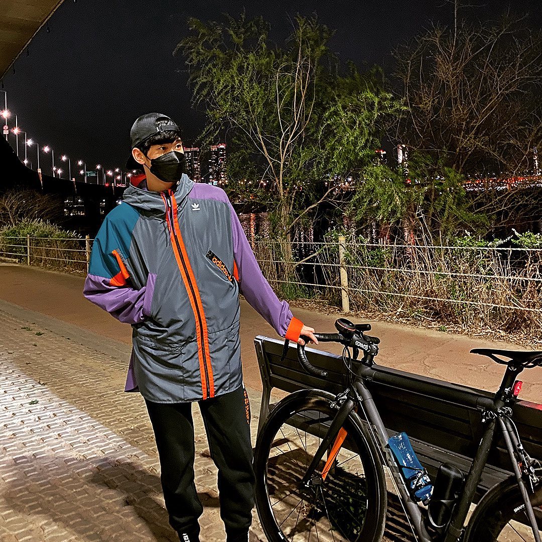 キム・スヒョン、自転車で公園を散歩？　深夜でも輝くビジュアル
