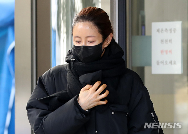 女優チェ・ミンソが1月20日午後、ソウル市瑞草区のソウル中央地方裁判所で行われた、飲酒運転中の逆走事故に関する控訴審の判決公判を終え、裁判所を後にするところ。