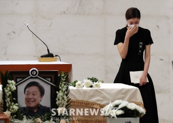 故イ・チュンヨンさんの葬儀…イ・ビョンホン、ソン・イェジンなどが涙