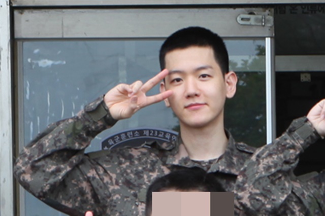 徴兵 Exoベクヒョン 訓練所での写真公開 いがぐり頭も似合ってる Chosun Online 朝鮮日報