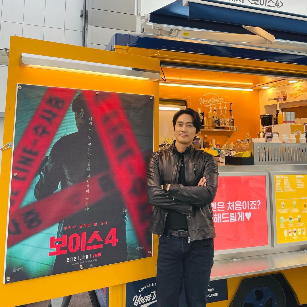 『ボイス4』ソン・スンホン、tvNから届けられたコーヒーカーに「感謝感謝」