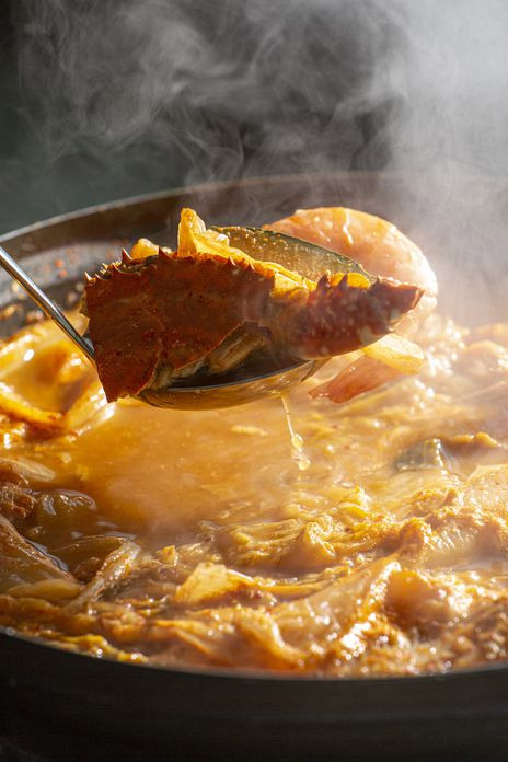 ピリ辛のカニとキムチのスープ、アナゴのいため煮…「飯泥棒」は一つ二つではない