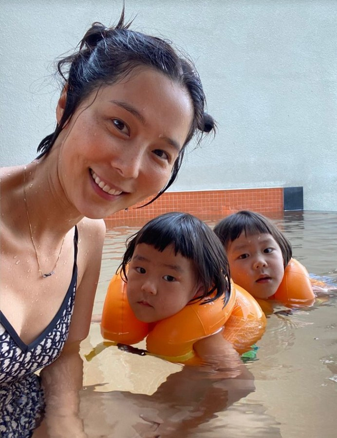 キム・ナヨン、2人の息子と一緒にプールで夏休み