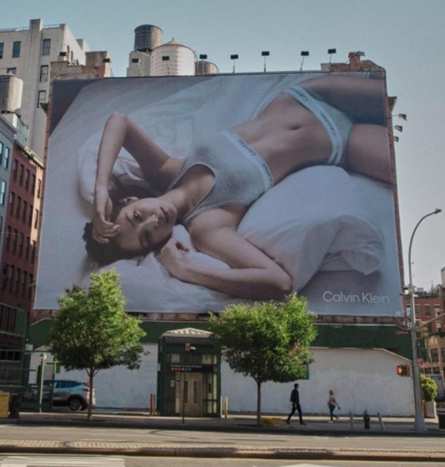 BLACKPINKジェニー、米国ニューヨークのCalvin Kleinの屋外広告看板に登場…韓国人初