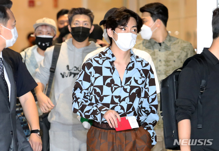 「文化特使」BTS、韓国の外交旅券を持って出発