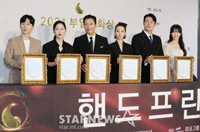 【フォト】イ・ビョンホン、チョン・ユミら「手形を残しました」=釜日映画賞