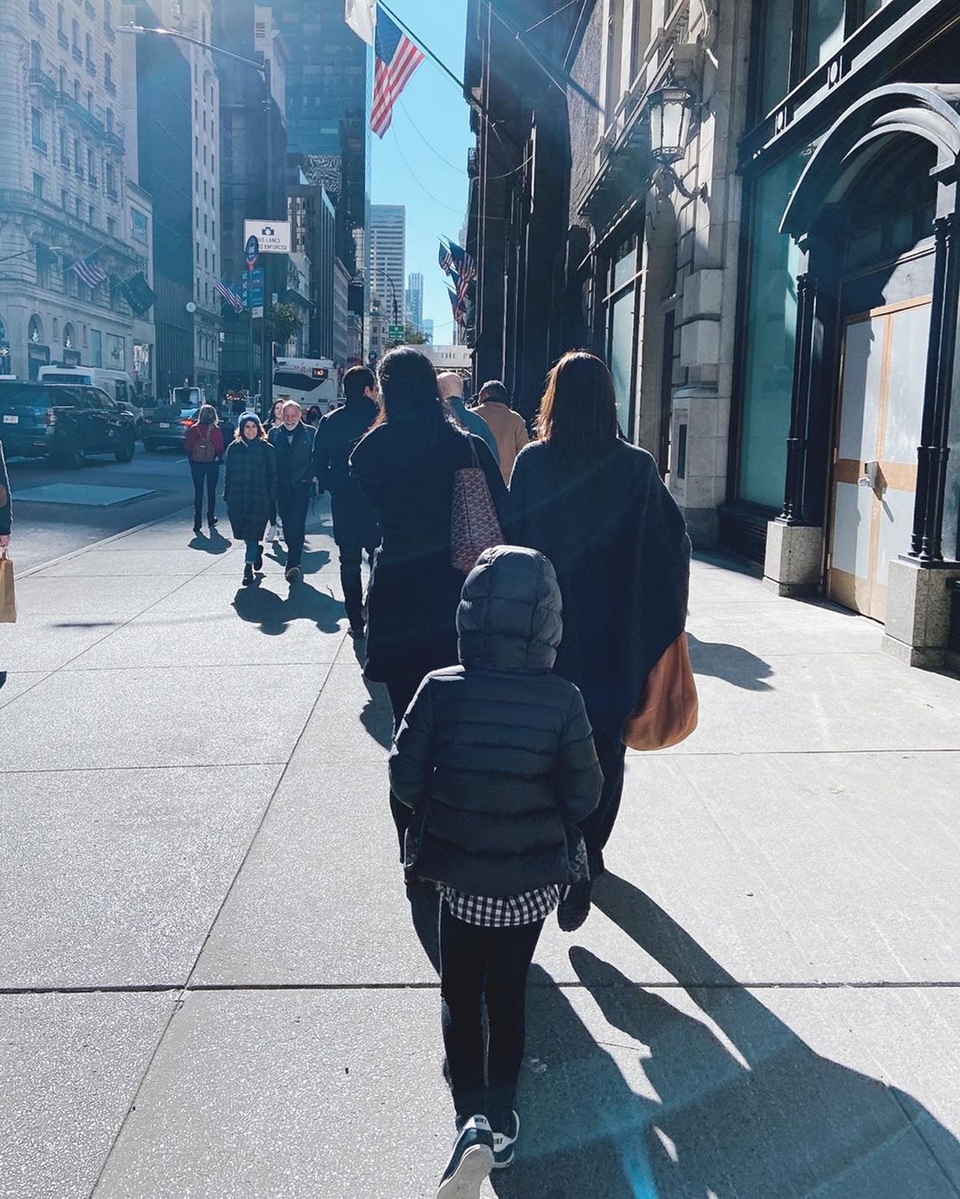 クォン・サンウ＆ソン・テヨン夫妻、ニューヨークで子ども2人と一緒に街角デート