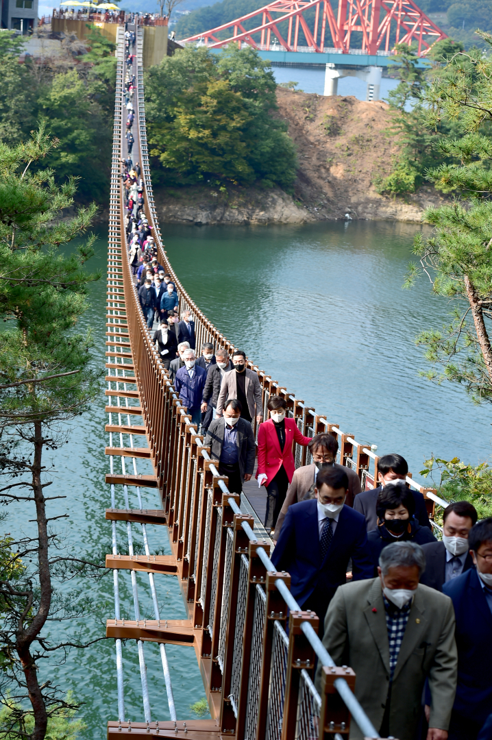 開通した堤川・玉筍峰つり橋