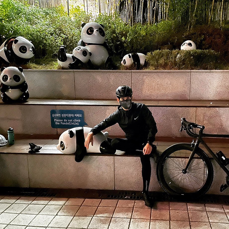 キム・スヒョン、黒一色のサイクリングファッション…強烈な眼差しまで