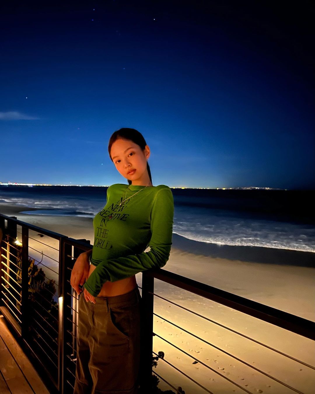 BLACKPINKジェニー「絵のような夜の海＋マネキン・ボディ」…完ぺきな写真