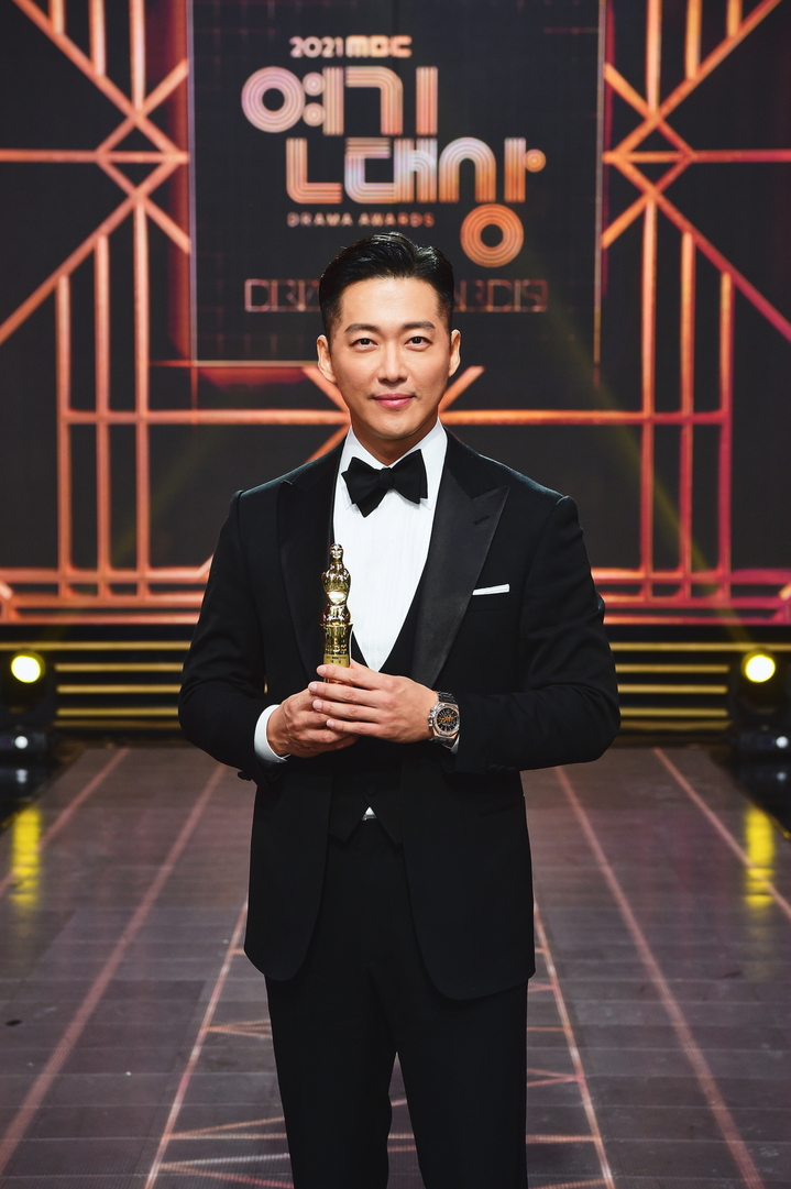 ナムグン・ミン、SBSに続きMBCでも演技大賞受賞　「チン・アルム愛してるよ」