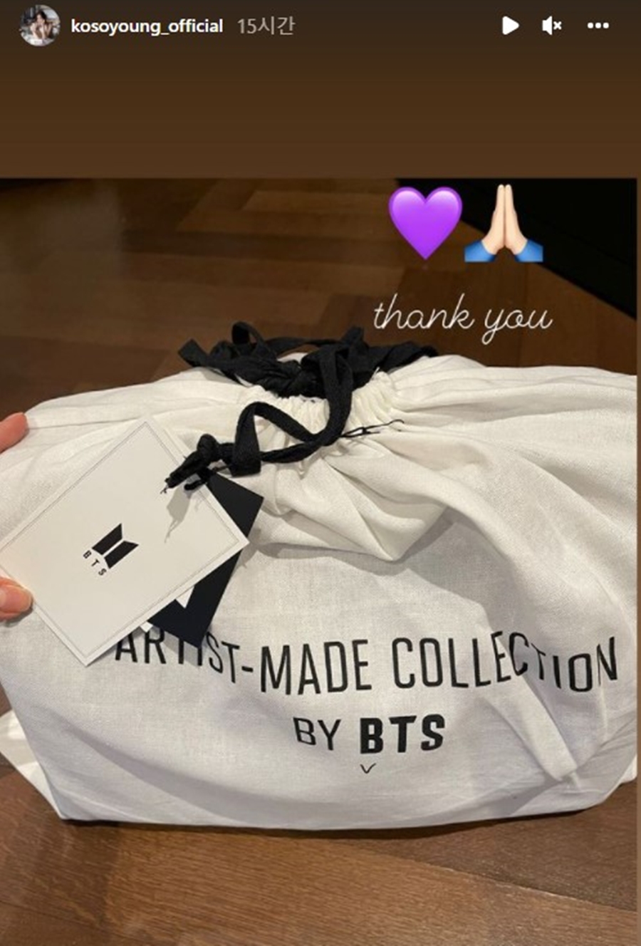 コ・ソヨン、BTSのVが作ったバッグと記念ショット…「すごく私のスタイル」