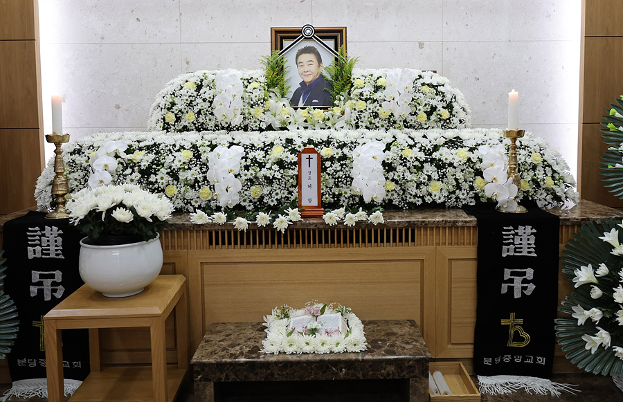 悲しみに包まれたホ・チャムさんの殯所、25年にわたり『家族娯楽館』を引っ張った名司会者