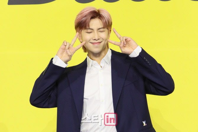 BTSのRM　中国ネット「嘔吐攻撃」受けても黄大憲の金メダル祝い「リスペクト！」