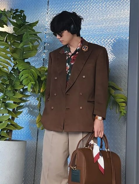 防弾少年団Vが空港で着ていた花柄シャツ、「オール品切れ」に