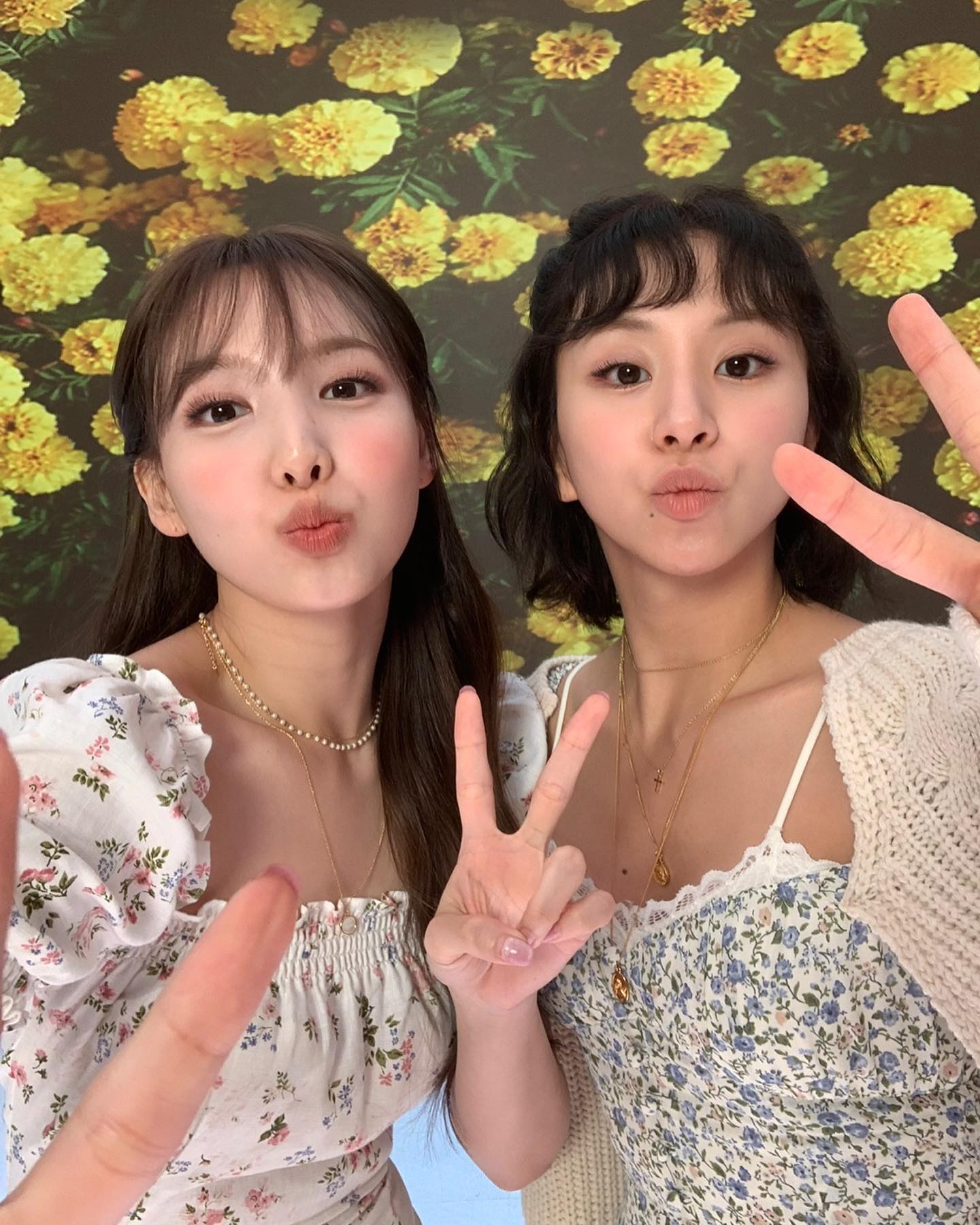 TWICEナヨン×チェヨン、春の香りいっぱいの花柄ワンピがさわやか