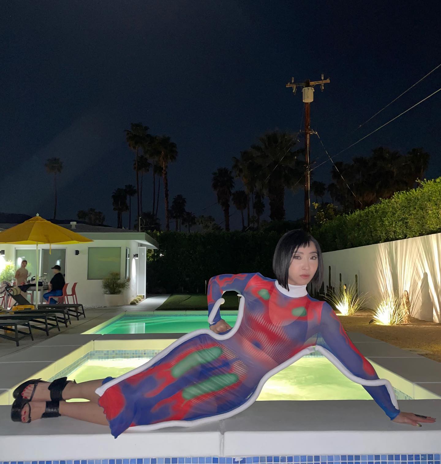 コン・ミンジの「全身シースルー」にびっくり　熱画像「コロナ検知」ファッション
