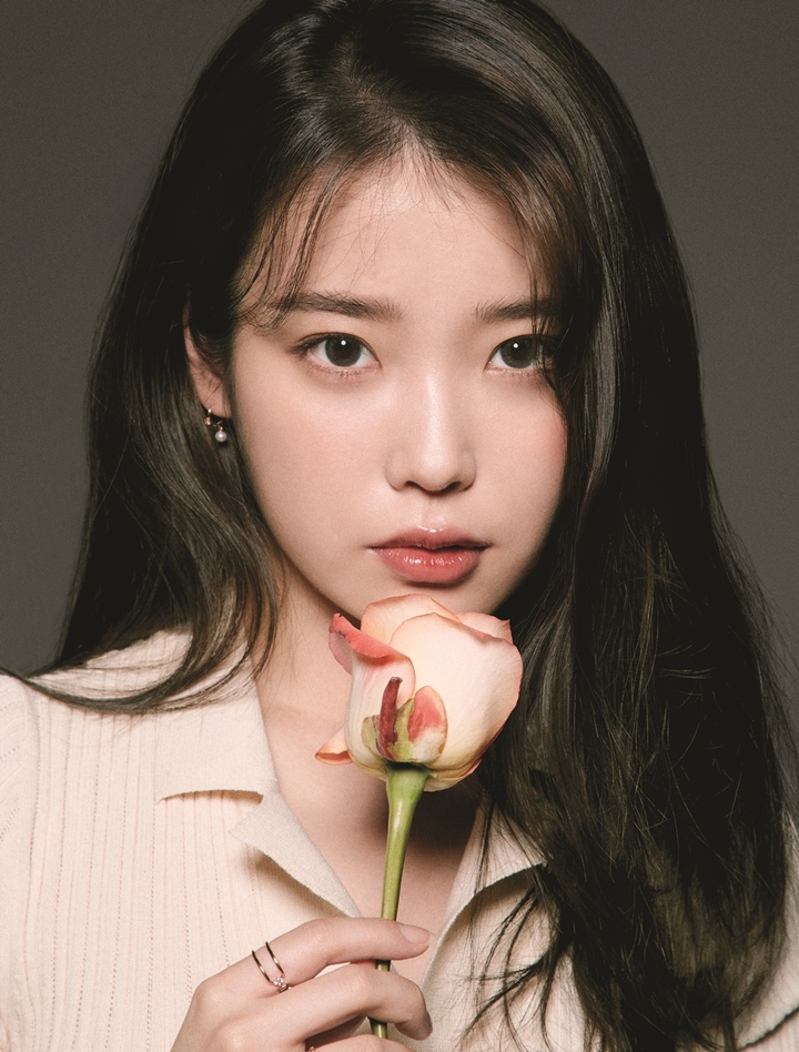 IU、一人親や祖父母に養育されている児童のために1億ウォン寄付