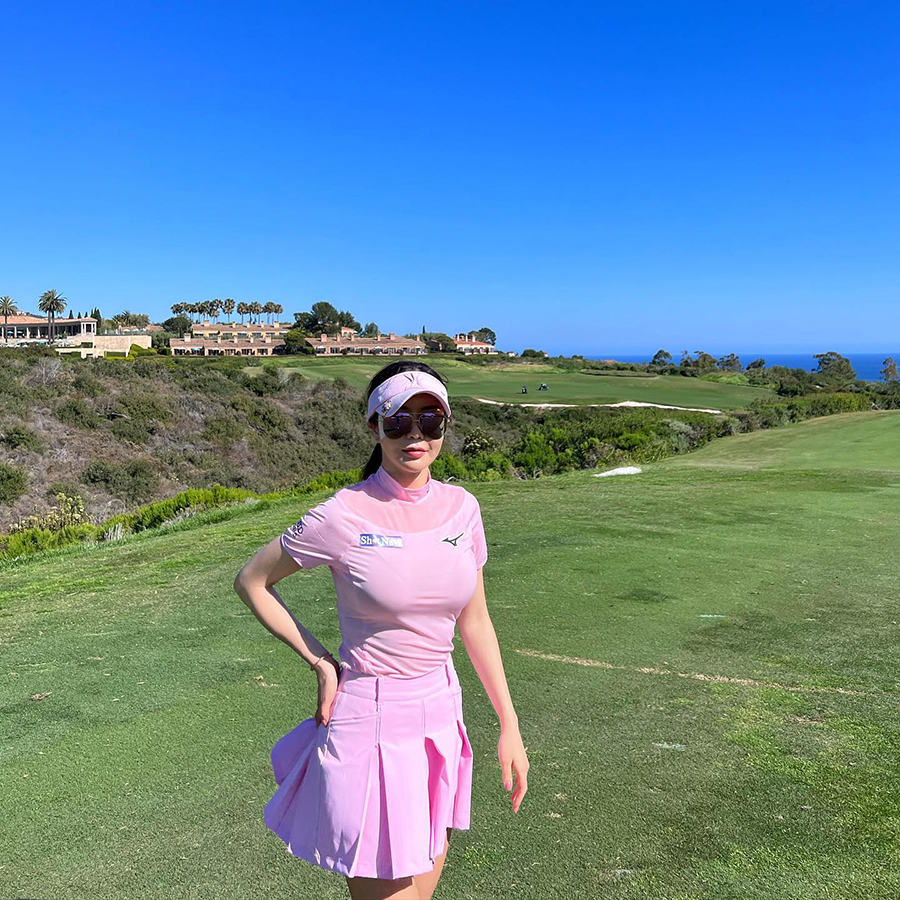 アン・シネ、米国旅行でのゴルフは「美ボディくっきり」全身ピンク…グリーン上で横座りポーズも