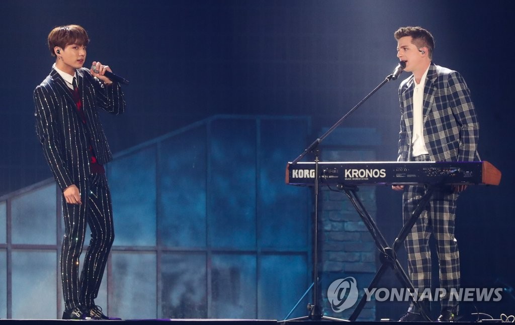 ▲ＢＴＳは２０１８年１１月に韓国で開かれた音楽授賞式でチャーリー・プースと共演している。ＪＵＮＧ　ＫＯＯＫ（左）とチャーリー・プース