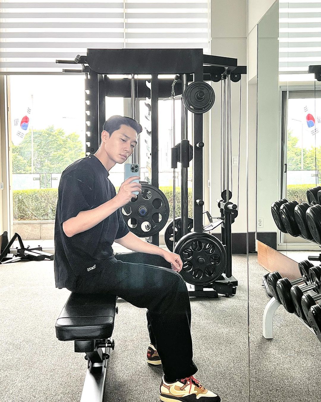 パク・ソジュンは運動中…見事な腕の筋肉＆男らしい魅力アピール