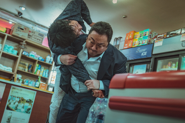興行成績：マ・ドンソク主演『犯罪都市2』1200万超…韓国映画で14作目