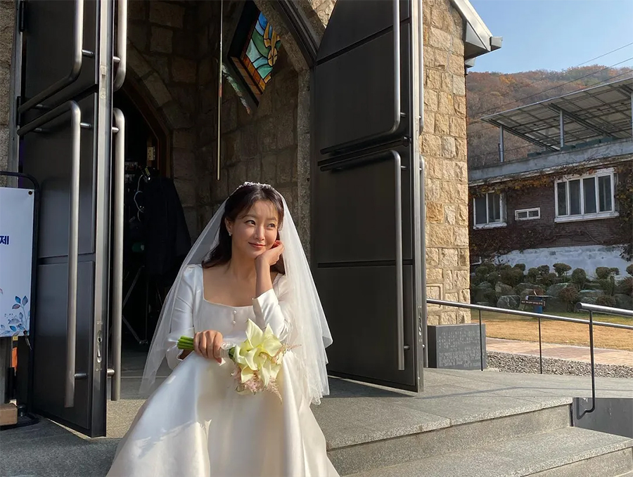 キム・ヒソン、純白のウエディングドレス姿…相変わらず美しい花嫁