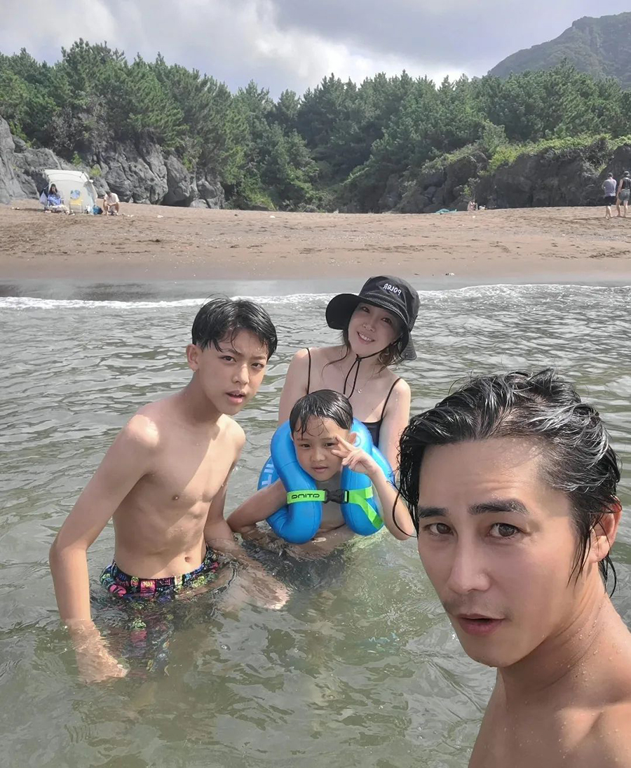チョン・テウ、美ぼうの妻＆アイドル級ルックスの息子と済州島で夏休み