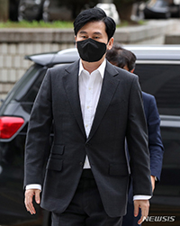 【フォト】法廷へ向かうヤン・ヒョンソク元YG会長