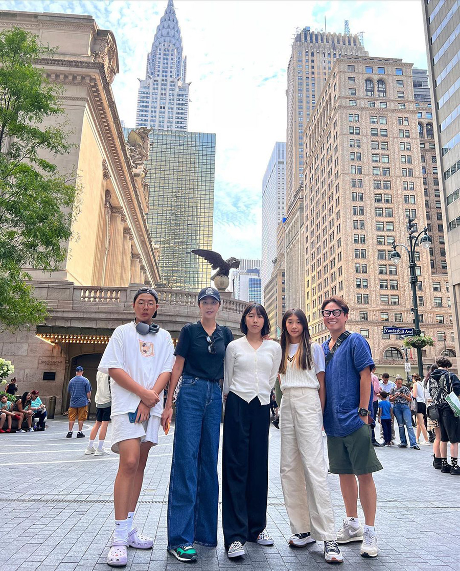 チョン・ミラ＆ユン・ジョンシン夫妻、子ども3人も高身長…米国での家族写真公開