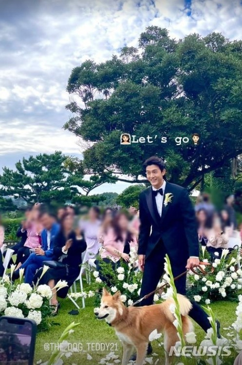 新郎イ・ギウ　愛犬と一緒に入場…結婚式の写真を公開