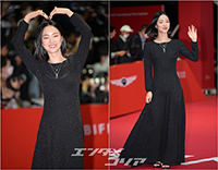 【フォト】チョン・ヨビン、魅惑的な黒ドレス=釜山国際映画祭