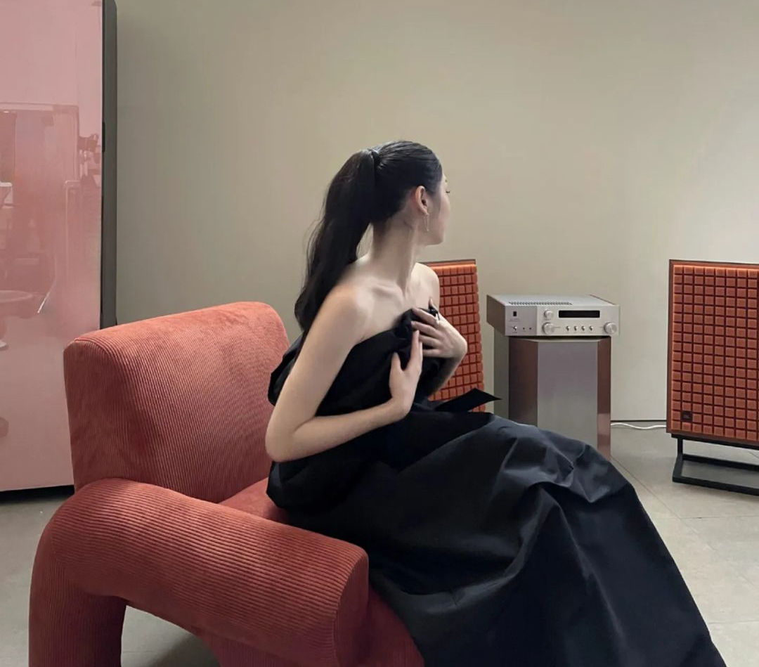 「10月の花嫁」キム・ヨナ、グラビアでシックな黒ドレス姿を披露
