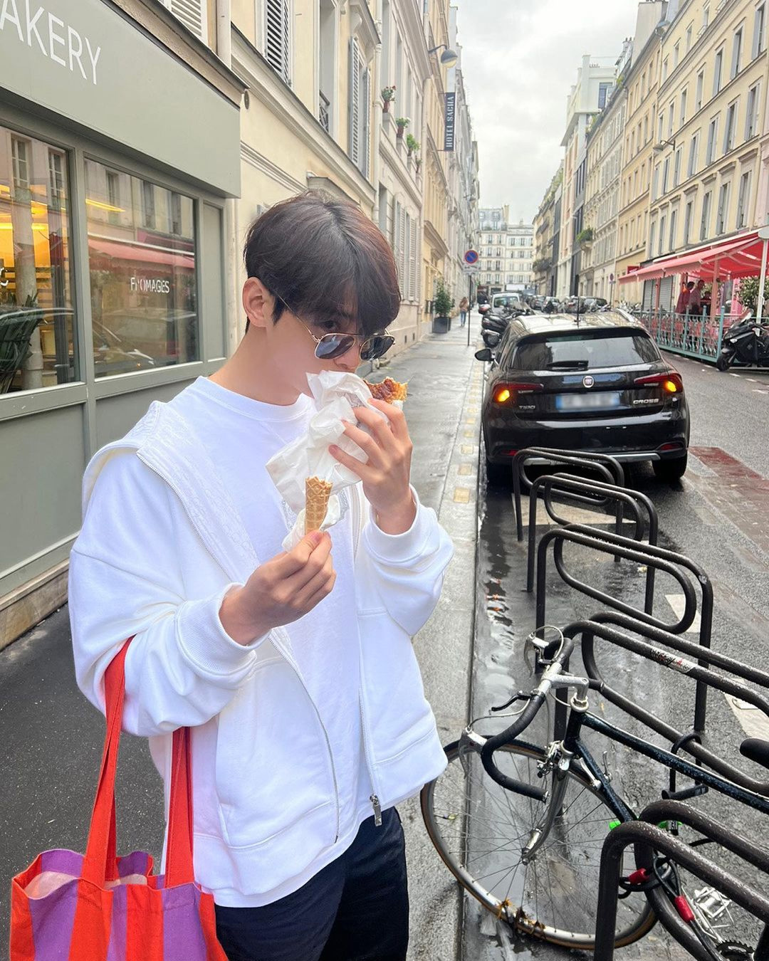 ASTROチャ・ウヌ、パリの街角で食べ歩き満喫…白黒コーデで「ビジュ完璧」